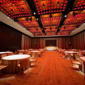 天井が高く、とても広く感じる披露宴会場。プロジェクションマッピングや照明によって印象もだいぶ変わる。