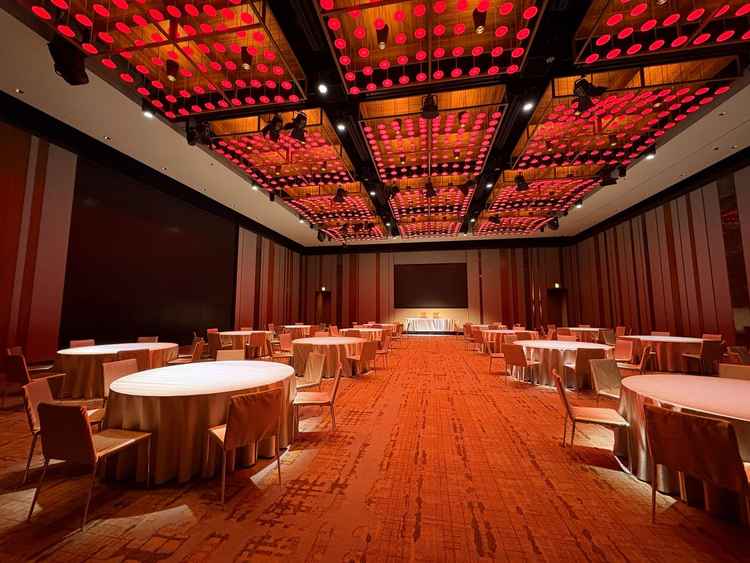 天井が高く、とても広く感じる披露宴会場。プロジェクションマッピングや照明によって印象もだいぶ変わる。