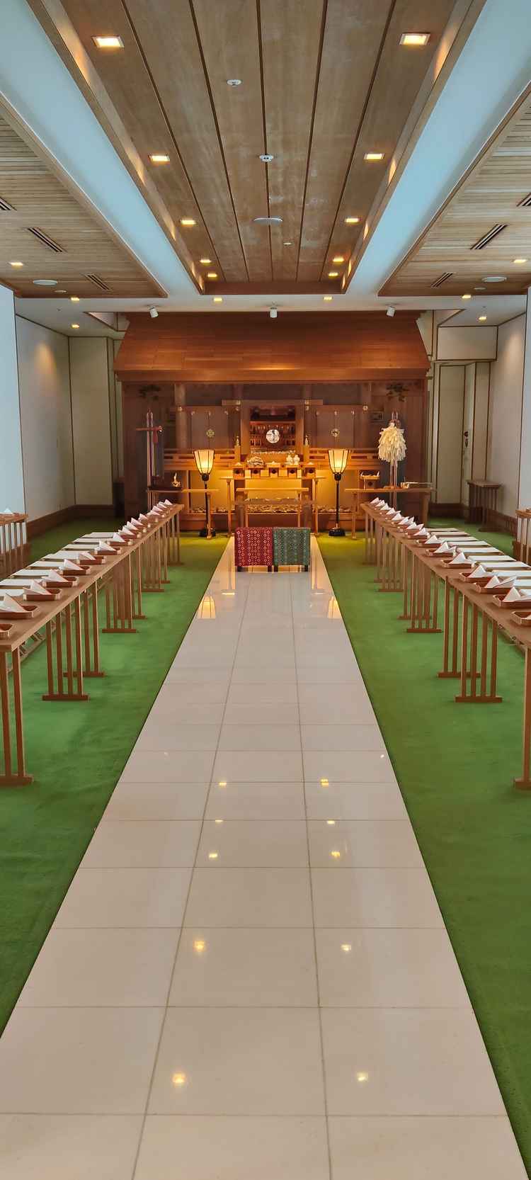 神前式用の祭殿。自然光を取り入れた明るい雰囲気。