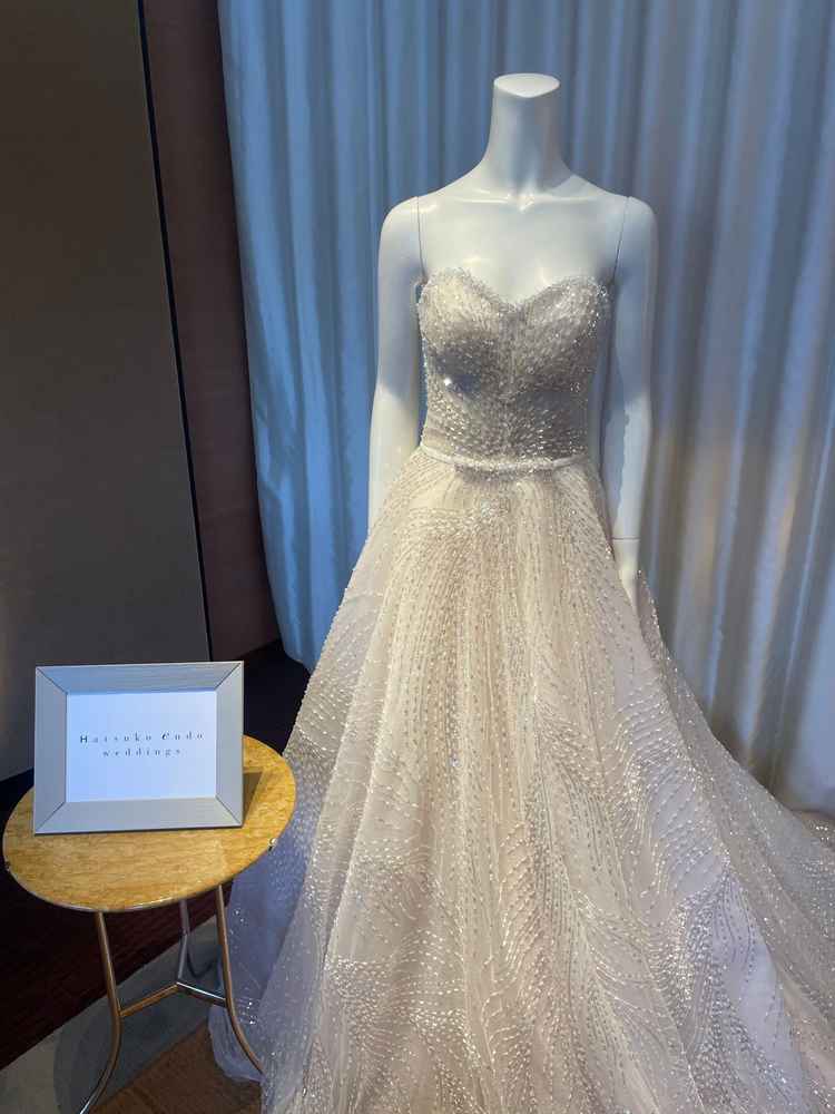 取り扱っているブランドのドレスが飾られていた。一月ごとに変わるとのこと。