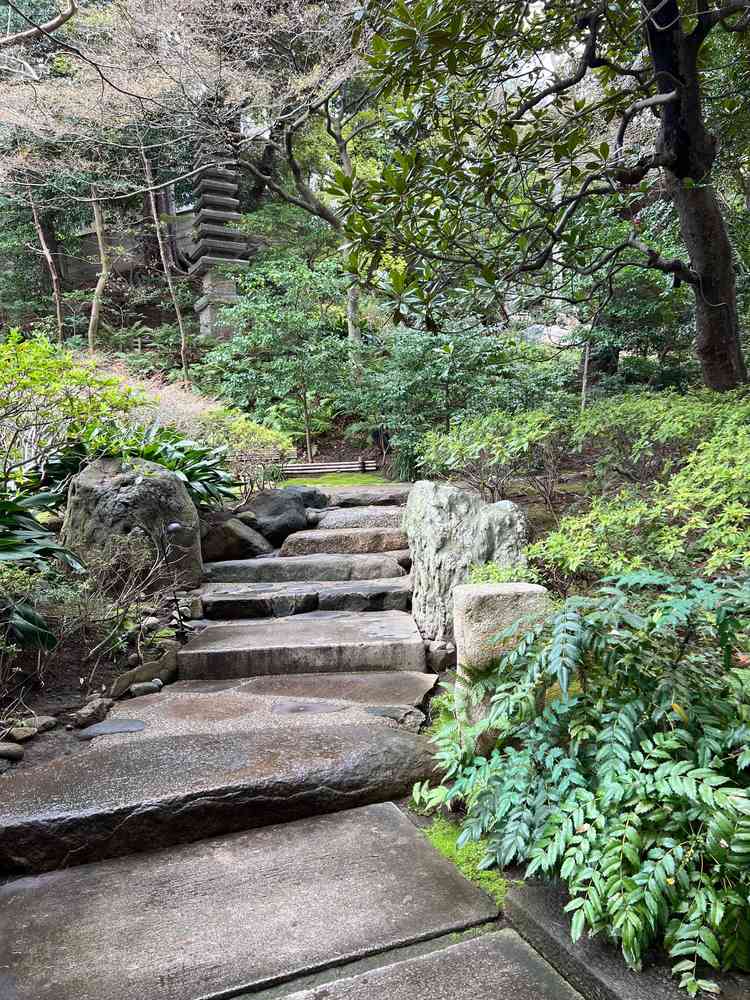 式当日はこのお庭を通ってチャペルに向かうのが、いいなと思いました！