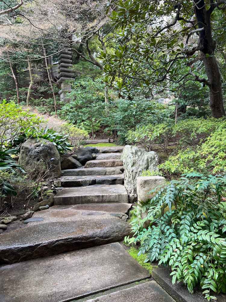 式当日はこのお庭を通ってチャペルに向かうのが、いいなと思いました！