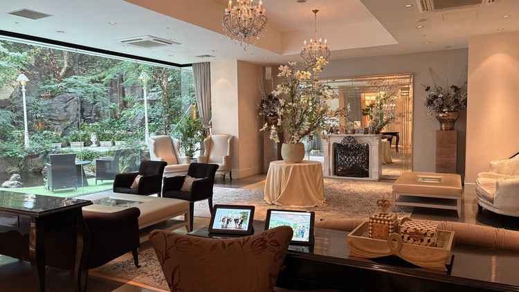 リビング。カクテルパーティはここで。ホテルのような内装で、ガラス越しにガーデンが見える。