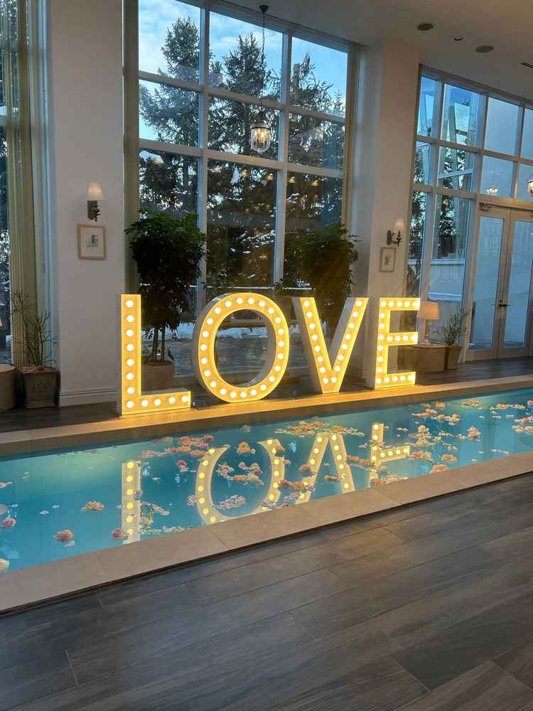 披露宴会場には大きなプールがあり、プールにはお花や風船などを浮かせることができるようで素敵です！