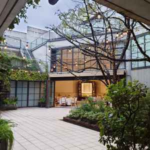 案外、開放的でした。が、雨天時にルーフがつくと正直どう感じるかは想像しにくいです。