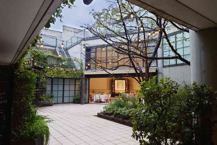 案外、開放的でした。が、雨天時にルーフがつくと正直どう感じるかは想像しにくいです。