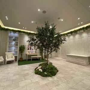 地下1階の披露宴会場のホワイエです。