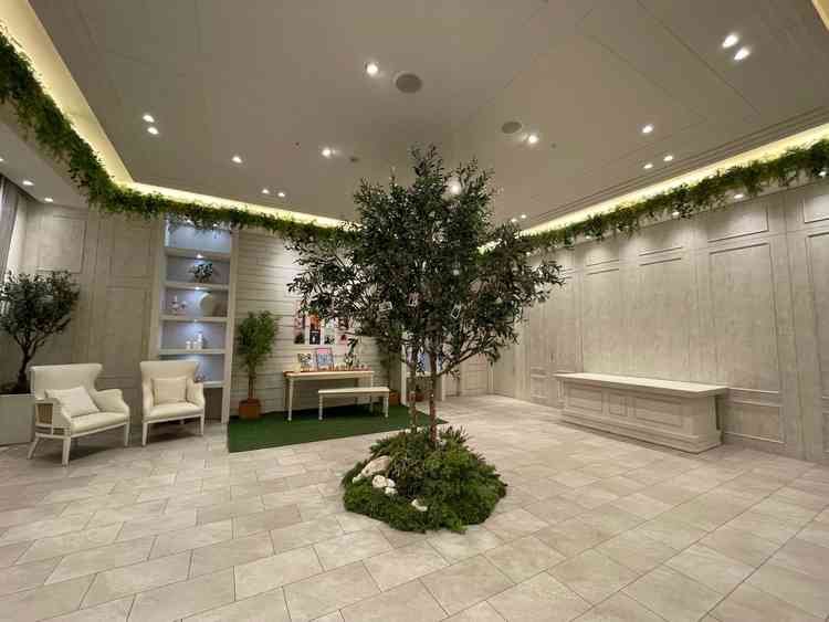 地下1階の披露宴会場のホワイエです。