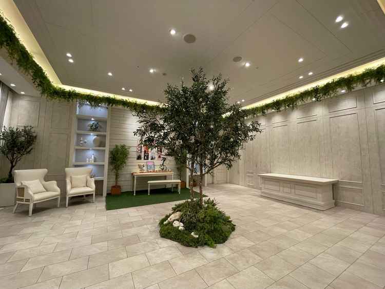 地下1階の披露宴会場のホワイエです。