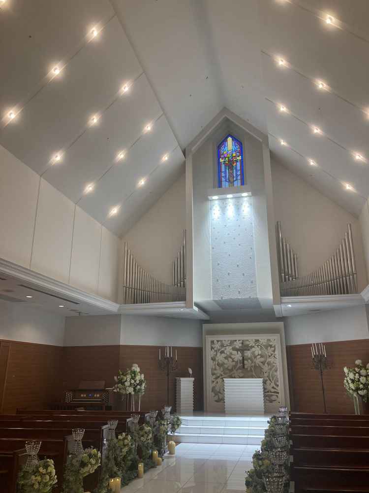 天井が高く、横幅もある広いチャペル内です。挙式では生演奏や生歌を行なってくれる素敵な演出もあります。