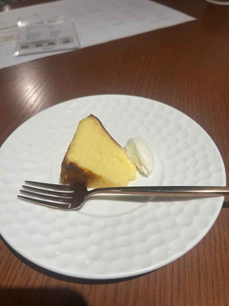 バスクチーズは濃厚でしっとりとしている。とにかく美味しい。