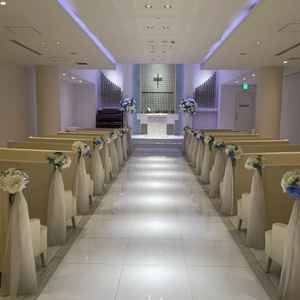 室内にあるチャペルですが、1番奥は天井がとても高く、実際に水が流れていて感動しました。