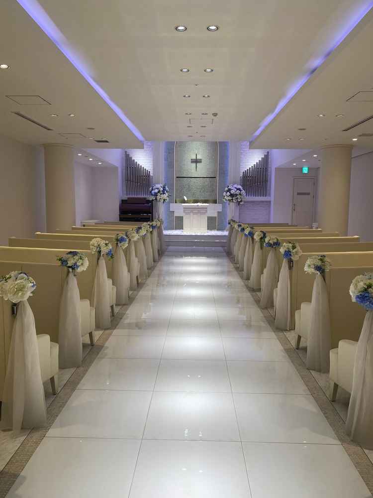 室内にあるチャペルですが、1番奥は天井がとても高く、実際に水が流れていて感動しました。