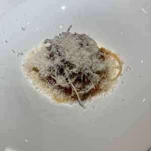 チーズたっぷりのパスタです。結婚式の料理でパスタは珍しいと思いました。美味しかったです。