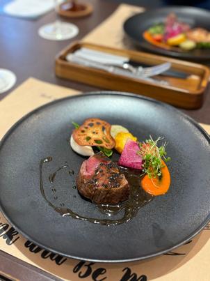 試食はこちらのワンプレートのみでした！こちらの会社で運営されている牧場で育てられた牛、柔らかかった