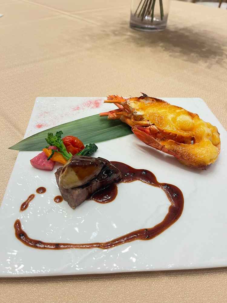 メインの魚料理と肉料理。伊勢海老が一口サイズに切られていて食べやすかったです。