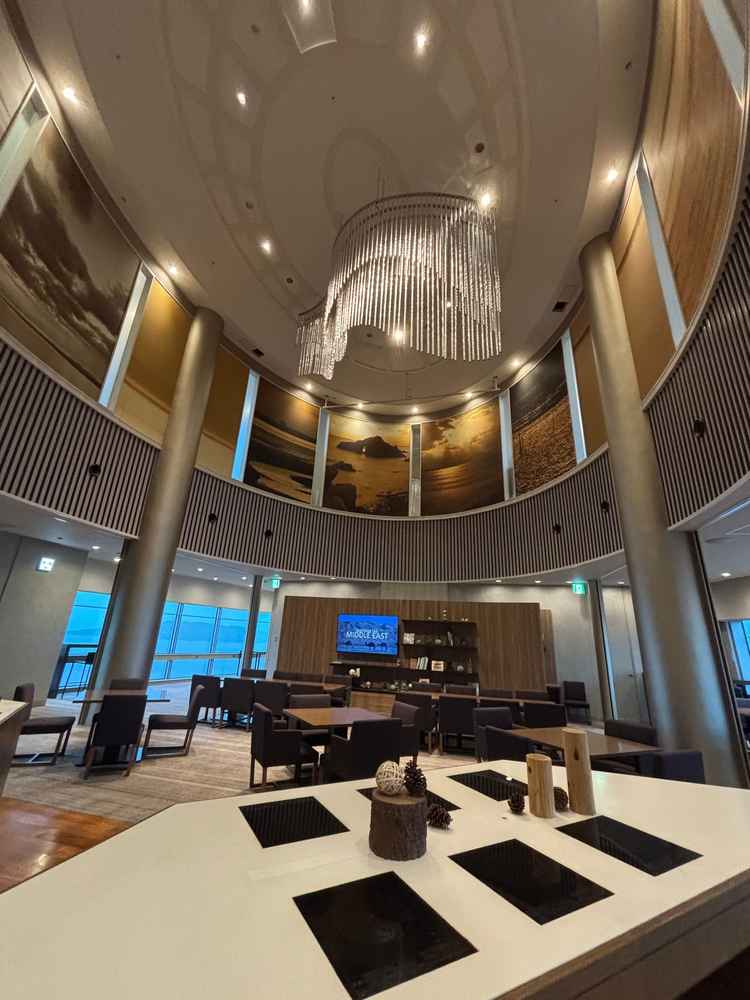 ゲストの待合室はとても広くノンアルコールドリンクが飲めるとのことでした。