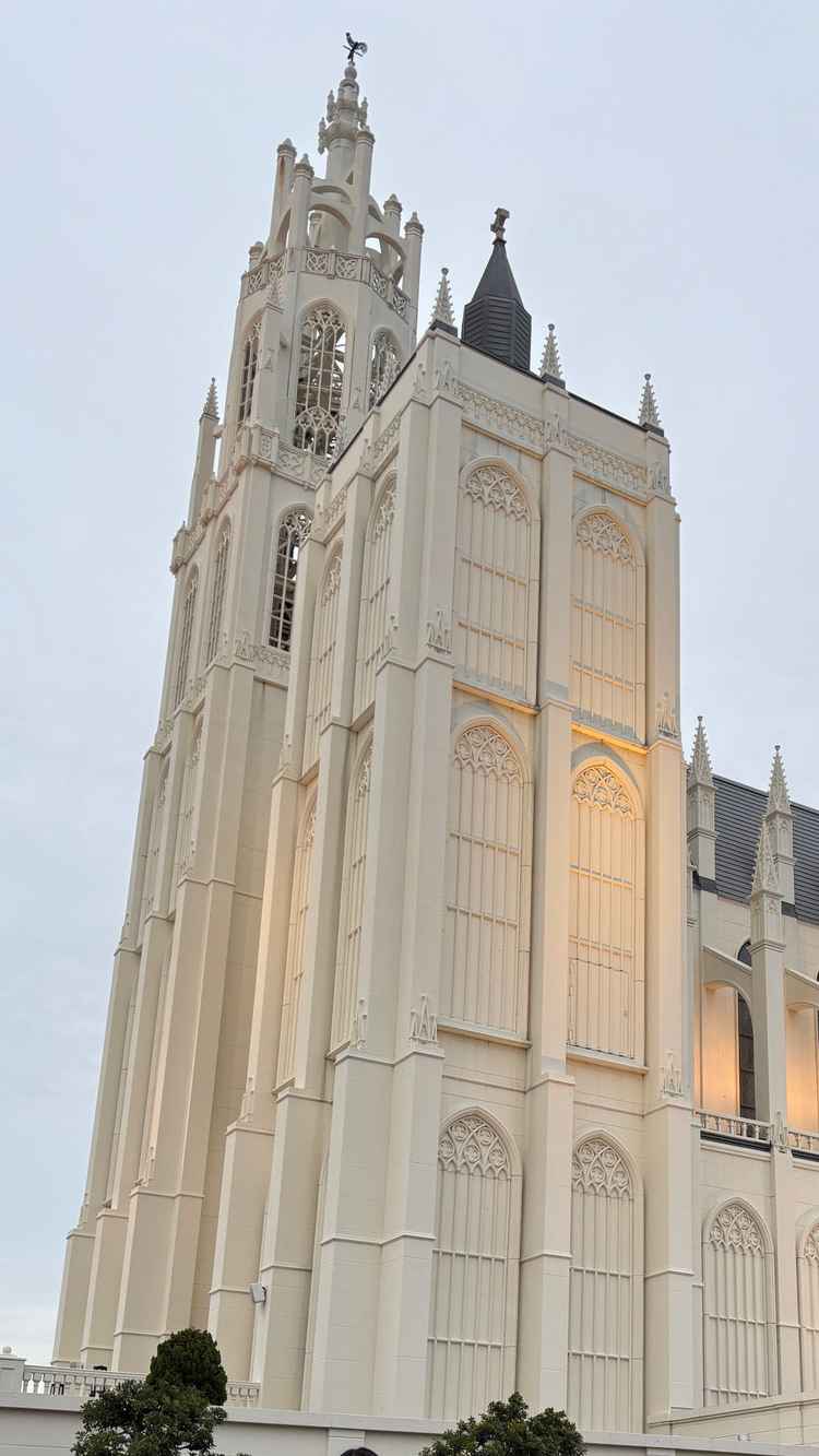 夕暮れ時には外観はライトアップされてました。