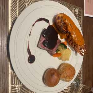 お肉柔らかい。パンが美味しく、パンによって合うソースをつけてたべれるのが面白かった。