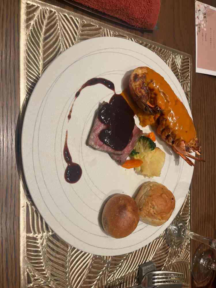 お肉柔らかい。パンが美味しく、パンによって合うソースをつけてたべれるのが面白かった。