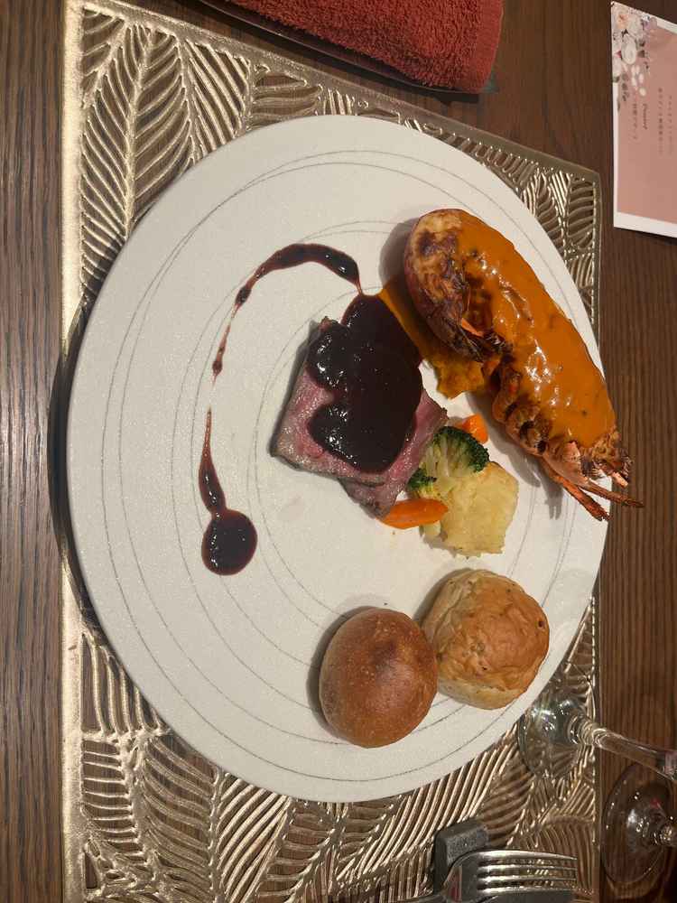 お肉柔らかい。パンが美味しく、パンによって合うソースをつけてたべれるのが面白かった。