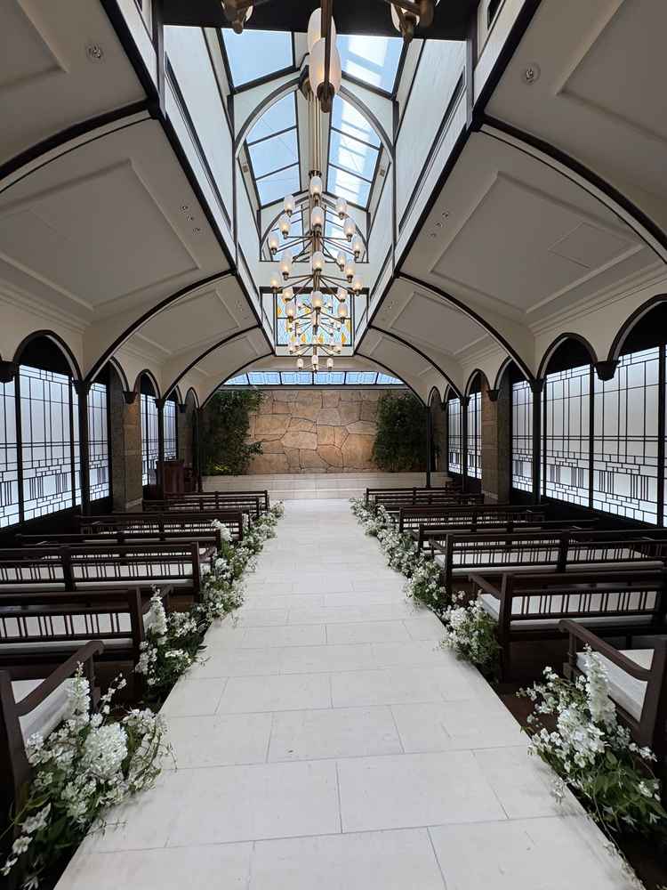 挙式会場。正面の石壁には水が流れており、音も合わさって幻想的な雰囲気に仕上がっている。綺麗でした。