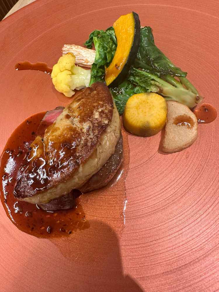 フォアグラのせのお肉です。