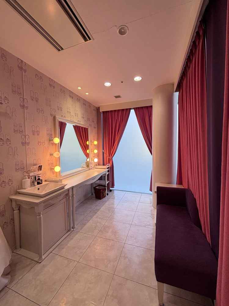 新郎新婦控室。とても広い空間で式の直前まで落ち着いて過ごせそうと感じた。