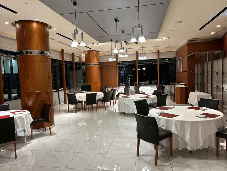 挙式会場です。(翌日のレストラン営業の配置になってますが)、銀座の街を一望できます。