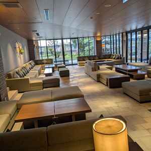 披露宴を待つ間のゲストのスペース。隣にバーカウンターやウェルカムドリンクをもらえる場所があります。