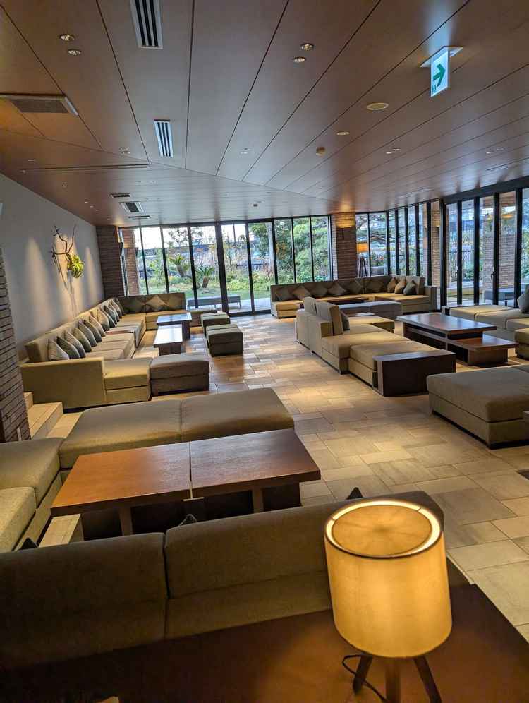 披露宴を待つ間のゲストのスペース。隣にバーカウンターやウェルカムドリンクをもらえる場所があります。