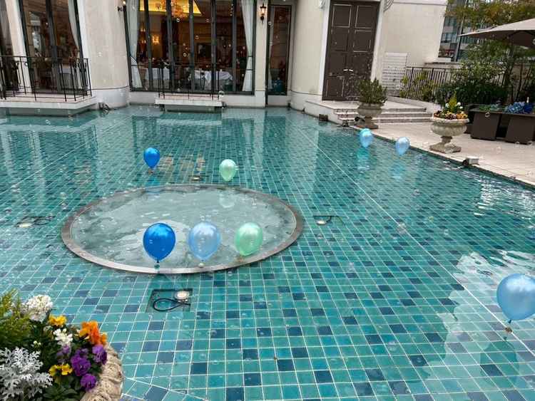 バルーンリリース。時間が経つと投げたバルーンが浮かぶイベントは大人も子供も楽しめそうです。