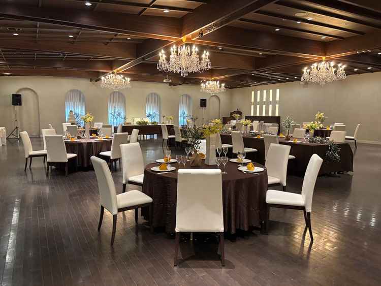 シックで落ち着いた雰囲気の披露宴会場。