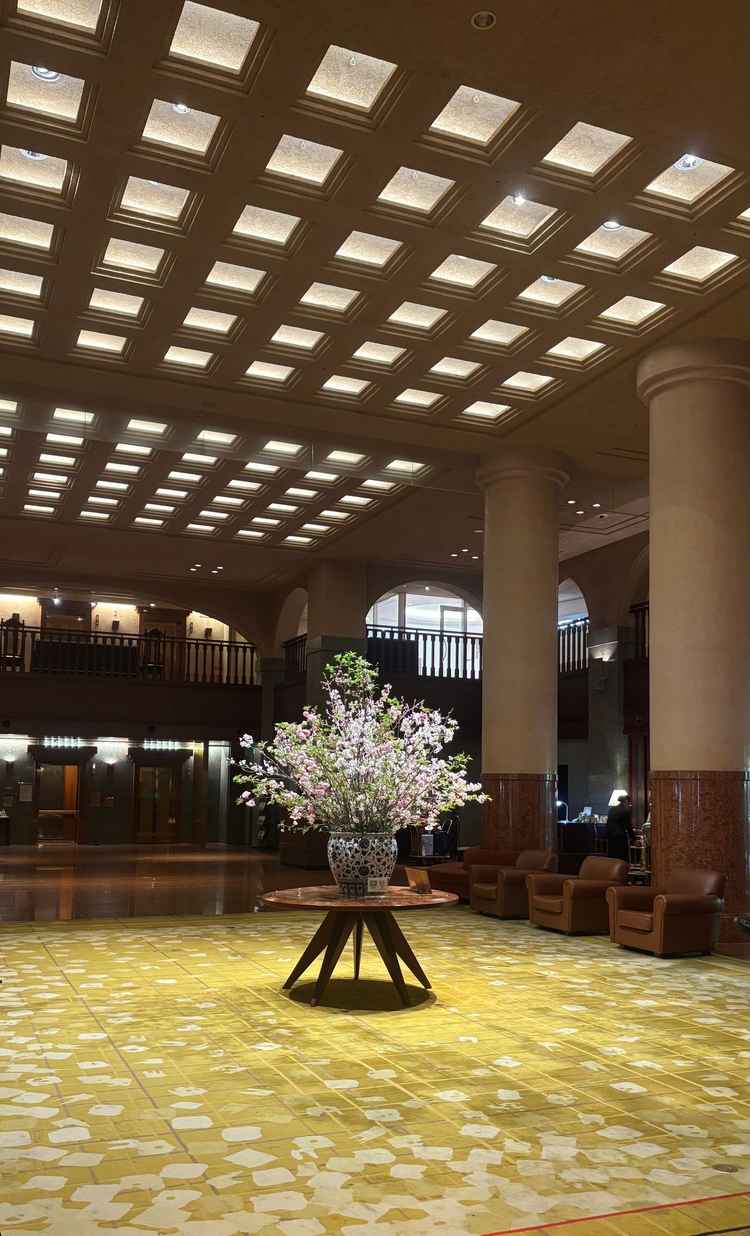 ホテルオークラロビーの写真。季節の移ろいを表現した見事な桜が飾られている。