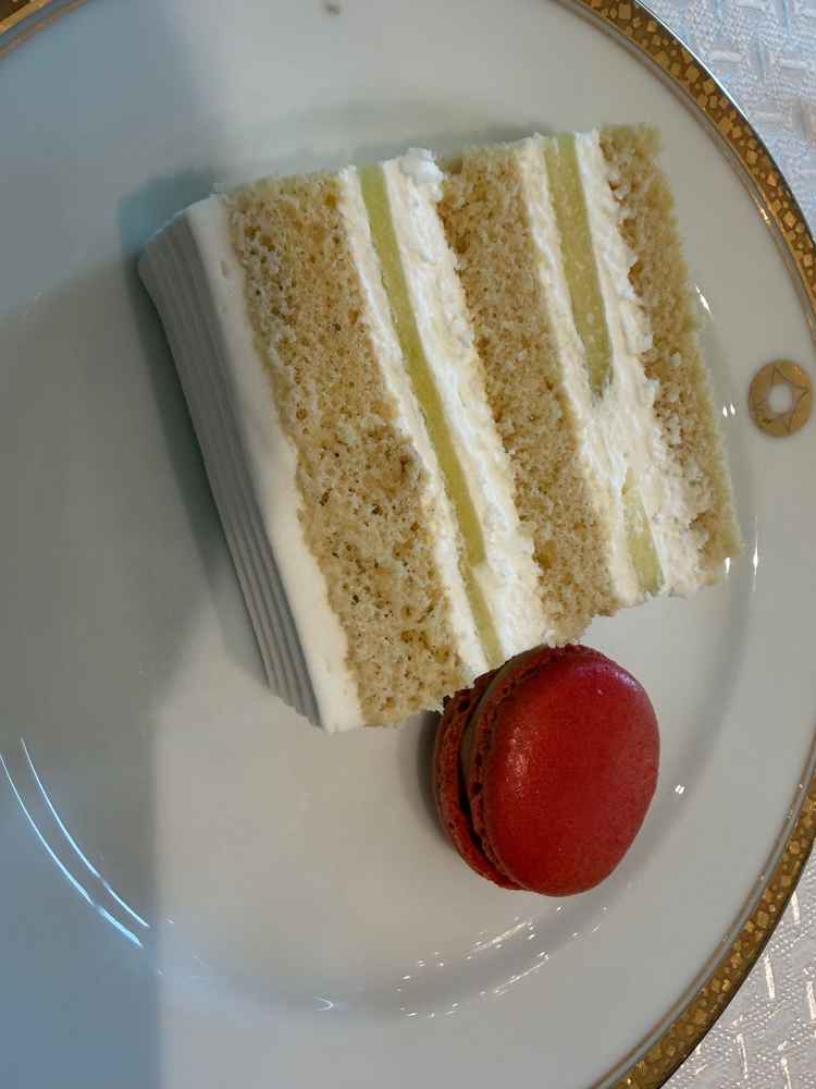 スーパーメロンショートケーキとピエールエルメのマカロン