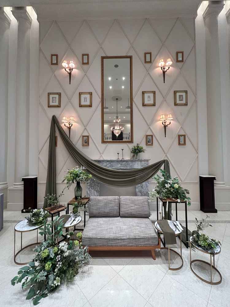 披露宴で新郎新婦が座るソファ席。