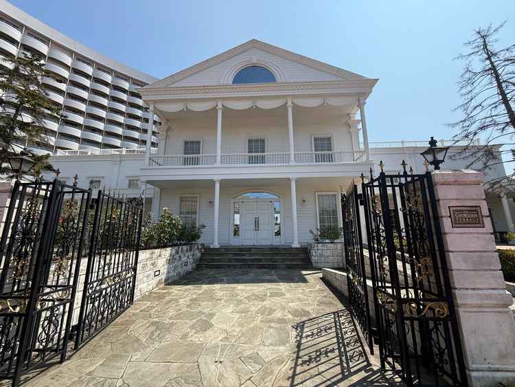 ガラスのチャペルのすぐ横にある邸宅。中に２つの披露宴会場があります。外に出るとホテルのプールとバラ園