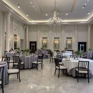 披露宴会場。どんな装花にも合いそうな雰囲気。