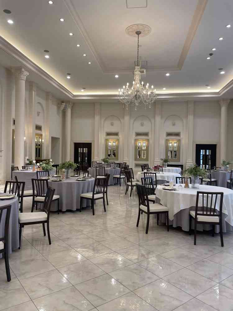 披露宴会場。どんな装花にも合いそうな雰囲気。