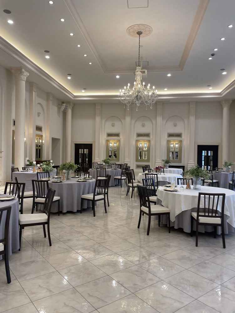 披露宴会場。どんな装花にも合いそうな雰囲気。