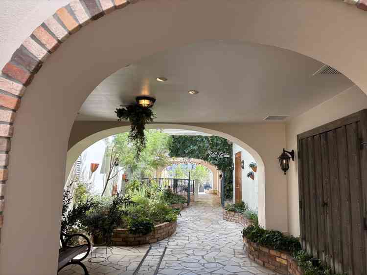 チャペルから披露宴会場までの道中です。道中も現実感が出ることなく、ワクワクするようなデザインでした。