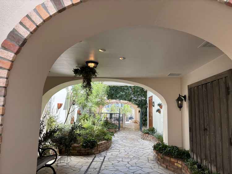 チャペルから披露宴会場までの道中です。道中も現実感が出ることなく、ワクワクするようなデザインでした。