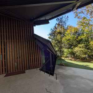 チャペル入り口です。脇に水の流れる堀があって、木に囲まれてます。