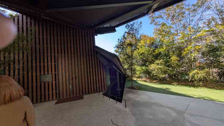 チャペル入り口です。脇に水の流れる堀があって、木に囲まれてます。