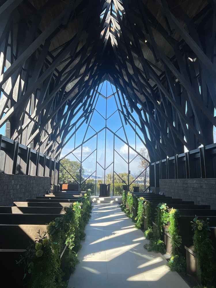 山の雰囲気のチャペル。入口までの動線も海とは違った雰囲気でゲストも楽しめる。