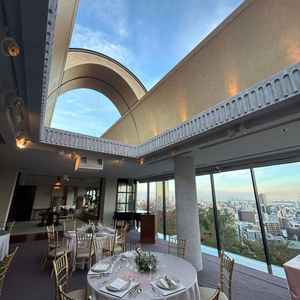 披露宴会場の天井がオープンします