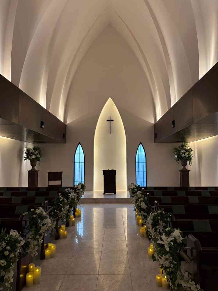 照明の明るさがロマンチックなチャペル