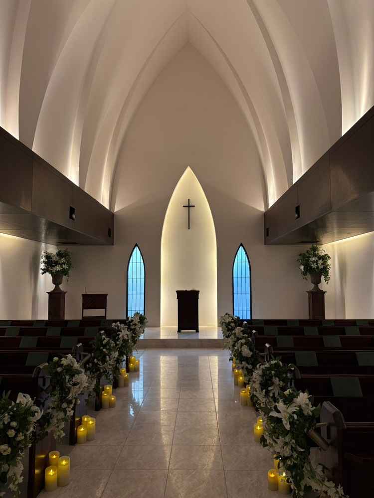 照明の明るさがロマンチックなチャペル