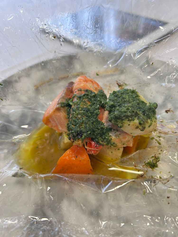 一番人気と言われる魚料理。サーモンとエビとホタテが入ったバター香る美味な一品でした。