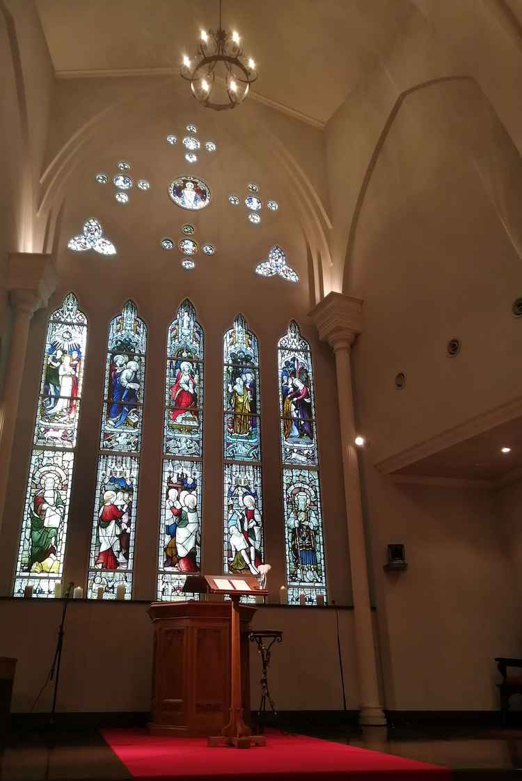 ステンドグラスが印象的で宝石が使われているから輝きが違うと説明があり、教会で選ぶならココを検討します